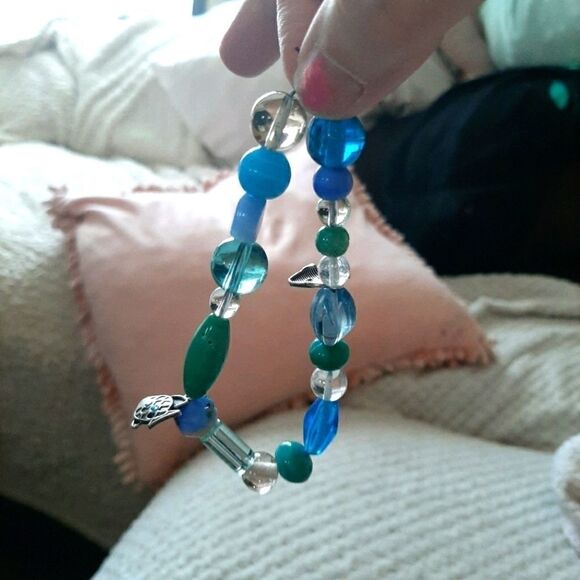Handmade glass bead blues green fish gem bracelet - Picture 1 of 2